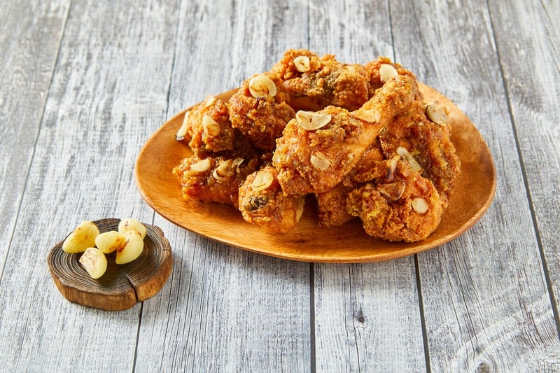 You are currently viewing Garlic Fried Chicken: A Delectable Delight from the Kitchen
