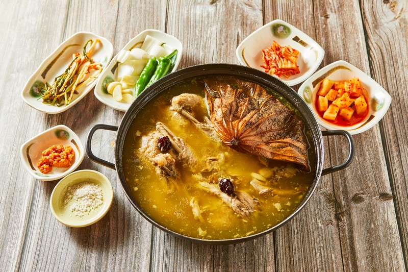 You are currently viewing “A Soothing Culinary Journey: Whole Chicken Soup with Lotus Leaves and Medicinal Herbs”