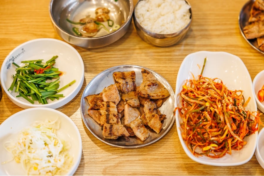 You are currently viewing “A Taste of Korean Home-style Goodness: Steamed Rice and the Essence of Flavors”