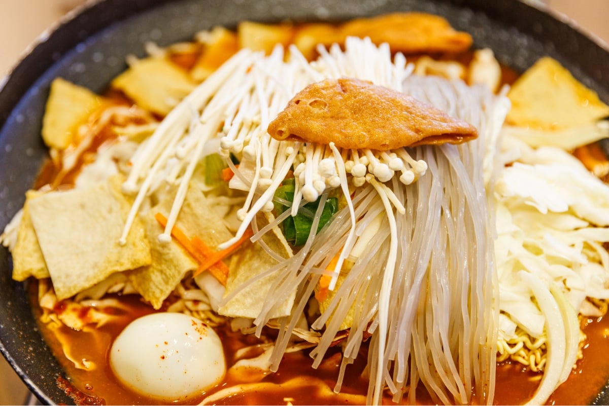 You are currently viewing “A Spicy Stroll Down Tteokbokki Lane: Exploring Korea’s Irresistible Culinary Delight”