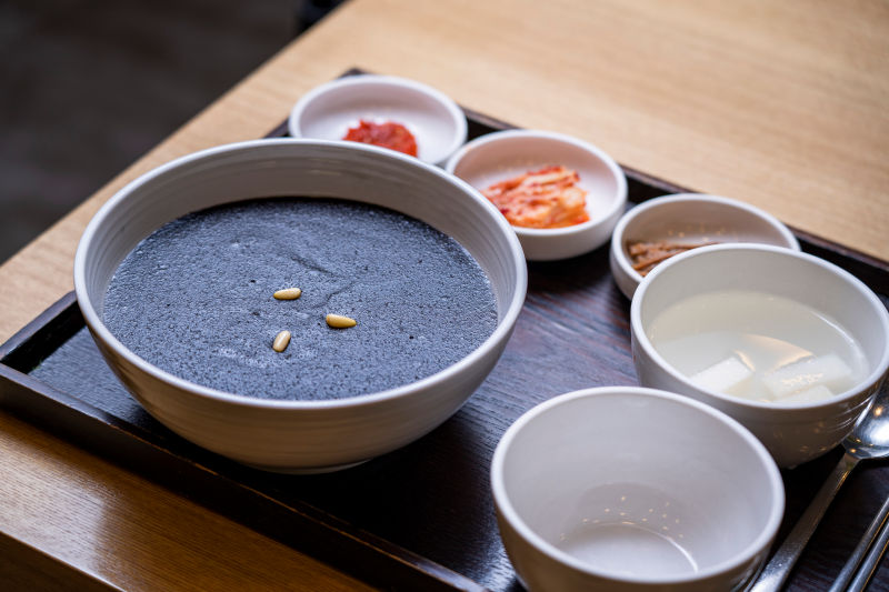 You are currently viewing A Comforting Embrace of Tradition: Black Sesame Porridge (흑임자죽)
