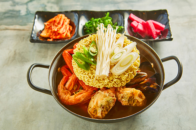 Read more about the article “My Guilty Pleasure: A Taste of the Sea with Red Snow Crab Instant Noodles”