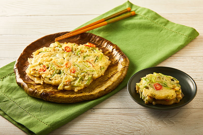 Read more about the article “My Mom’s Delicious Water Parsley Pancake (미나리전)”
