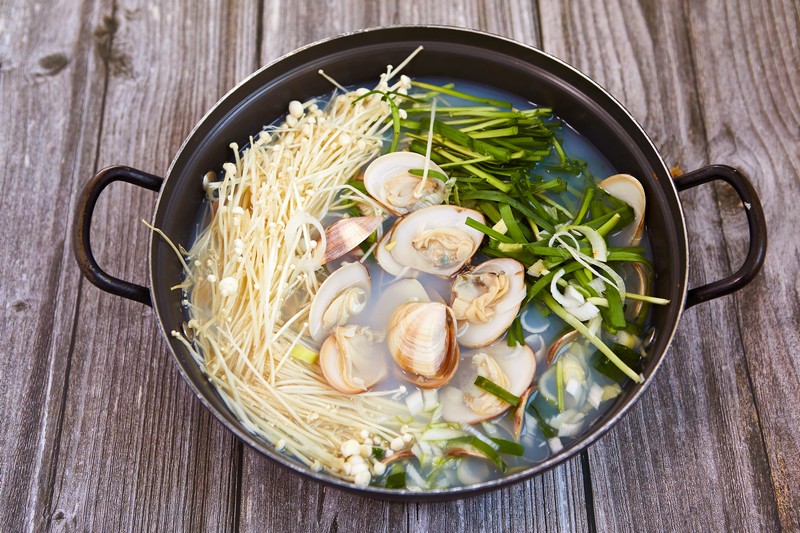 Read more about the article “Savoring the Sea: My Delightful Clam Soup (조개탕)”