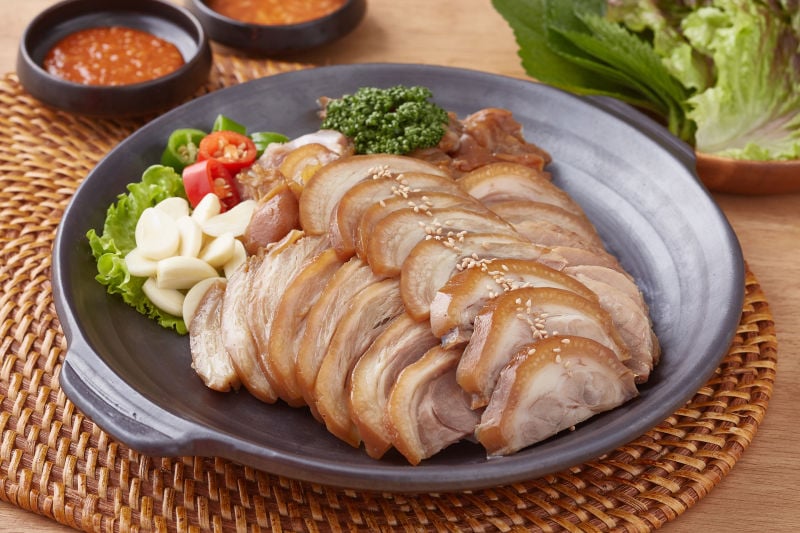 You are currently viewing “Savoring Tradition: My Grandmother’s Braised Pigs’ Feet (족발)”