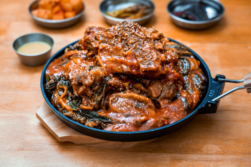 Read more about the article “Melt-in-Your-Mouth Braised Pork Backbone (돼지등뼈찜)”