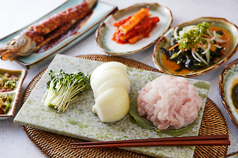 Read more about the article “A Tantalizing Taste of the Sea: Savoring Sliced Raw Pike Eel (갯장어회)”