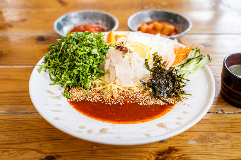 Read more about the article “My Favorite Summertime Delight: Noodles with Fresh Raw Fish (회국수)”
