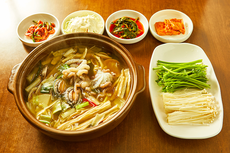 Read more about the article “A Captivating Culinary Journey: Octopus Soup (낙지탕)”