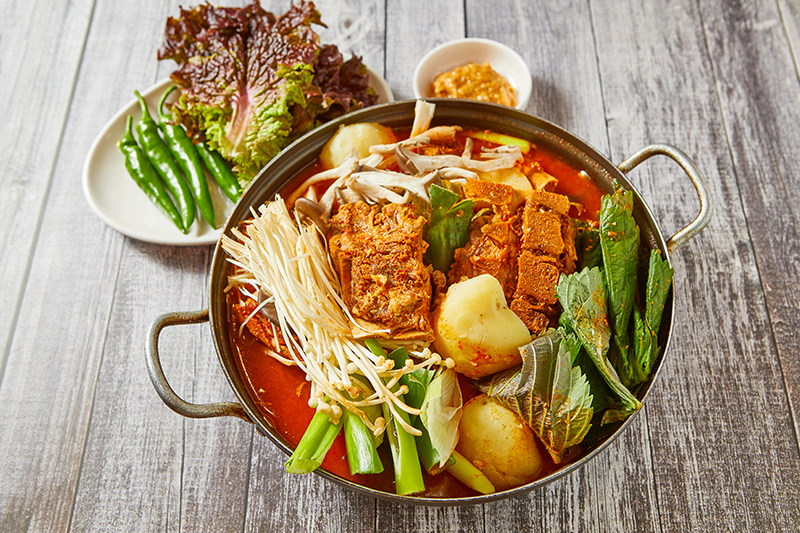 Read more about the article Grandma’s Hearty Pork Backbone Stew (뼈다귀 감자탕)