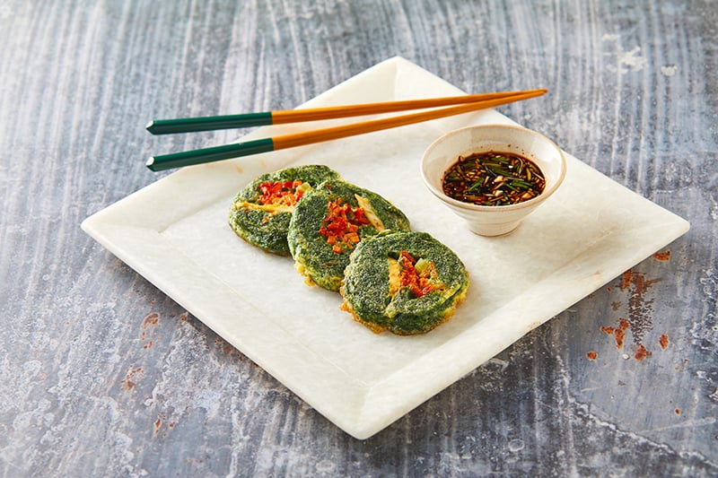 Read more about the article Savoring the Essence of the Sea: A Delightful Pan-Fried Battered Seaweed Fulvescens (매생이전)