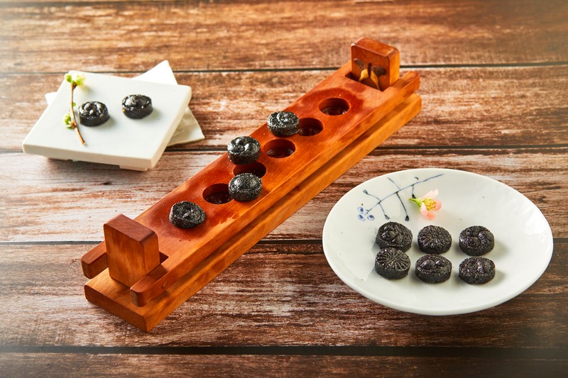 Read more about the article “Delightful Indulgence: Black Sesame Tea Confectionery (흑임자다식)”