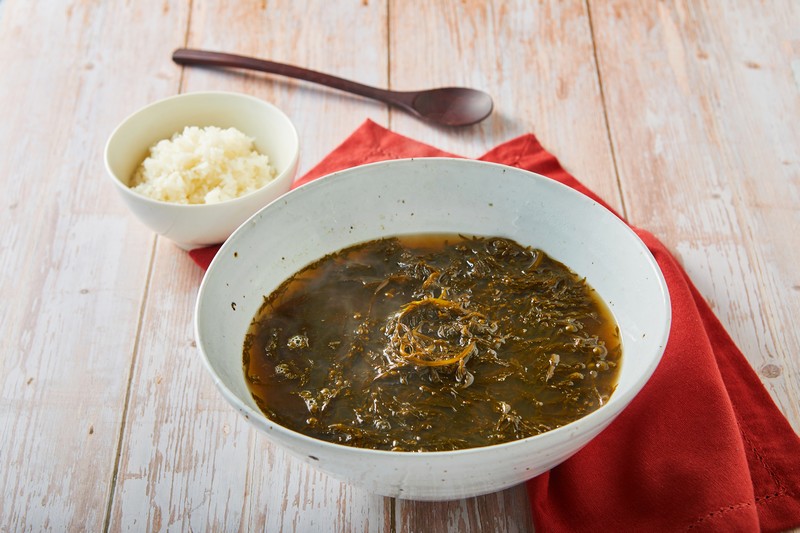 Read more about the article “Savoring the Sea’s Bounty: Silvetia Siliquosa Soup (듬북국)”