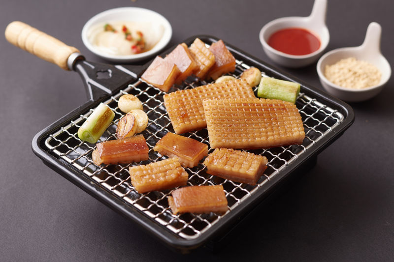 Read more about the article “Smoky Delight: Grilled Pork Rind (껍데기 구이)”