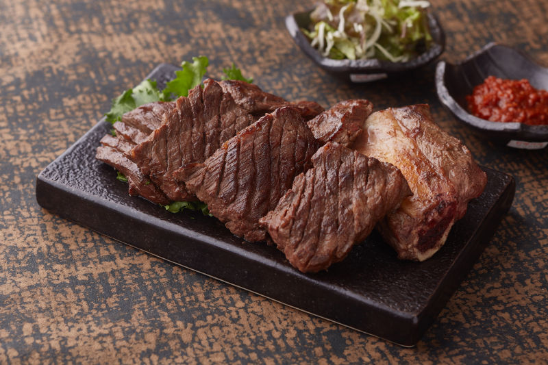 Read more about the article “Suwon’s Juicy Jumbo Galbi: A Grilling Delight”