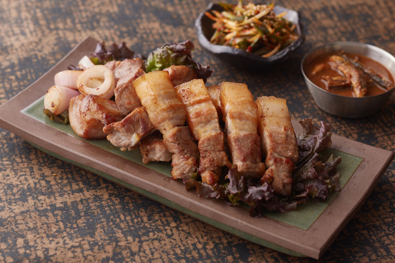 You are currently viewing “Savoring the Smoky Delight: Grilled Black Pork (흑돼지구이)”