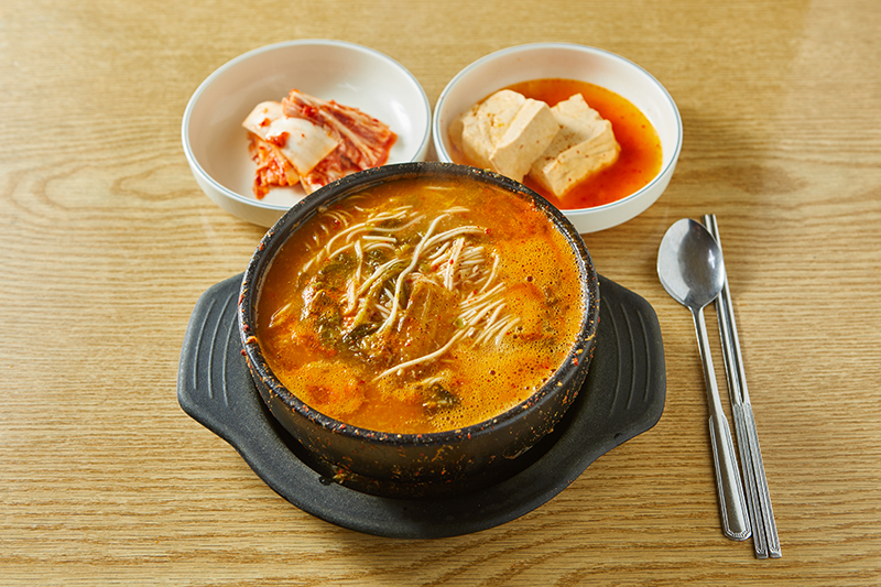 Read more about the article “My Grandmother’s Timeless Delight: Noodles in Fish Stew (어탕국수)”