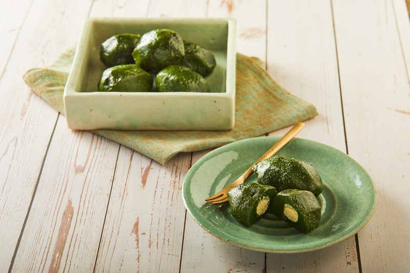 “My Grandma’s Beloved Half-moon Ramie Rice Cake (모싯잎 송편)”