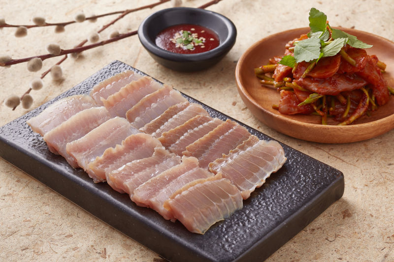 “A Delightful Discovery: Sliced Raw Skate (홍어회)”