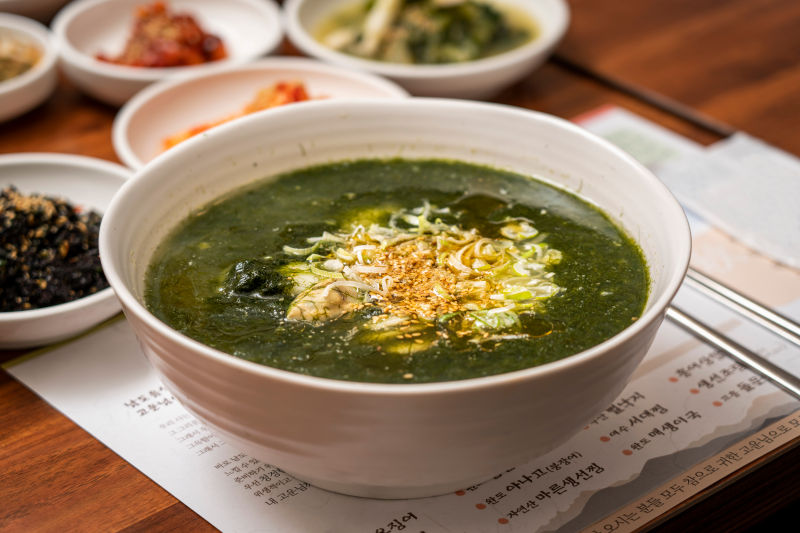 You are currently viewing “Seaweed Delight: A Cozy Bowl of Fulvescens and Sliced Rice Cake Soup (매생이떡국)”