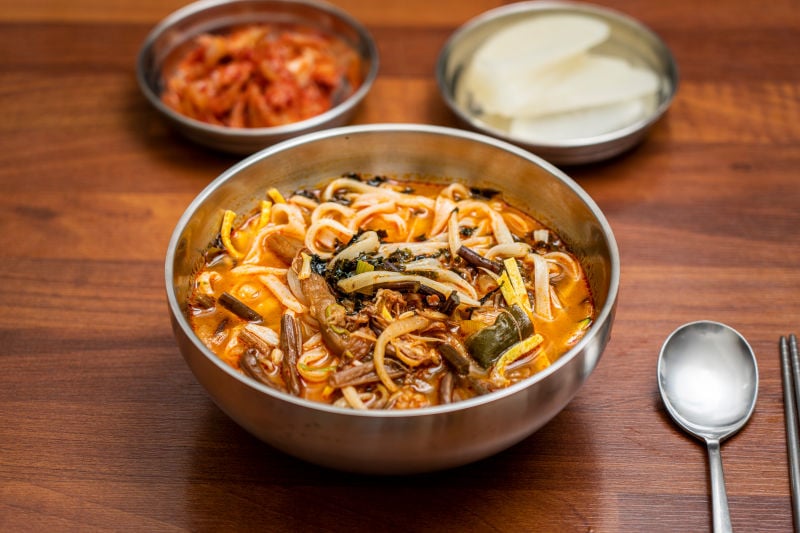 You are currently viewing “My Favorite Spicy Noodle Soup with Tender Beef: Yukgaejang Kalguksu”