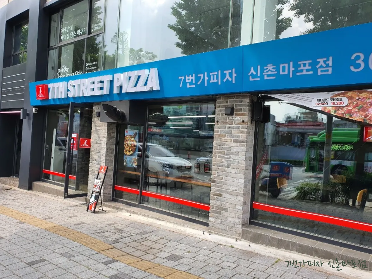 Read more about the article Changcheon-dong, Seodaemun-gu Food Tour: 3 Must-Try Korean Chicken Eateries