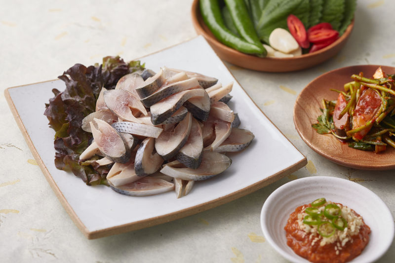 You are currently viewing “A Delicate Delight: Savoring Sliced Raw Gizzard Shad (전어회)”