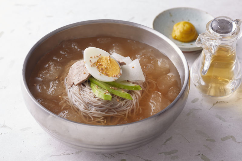 Read more about the article Chilly Delight: Cold Buckwheat Noodles (냉면)