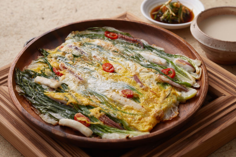 “A Delightful Taste of Korea: The Irresistible Green Onion Pancake (파전)”