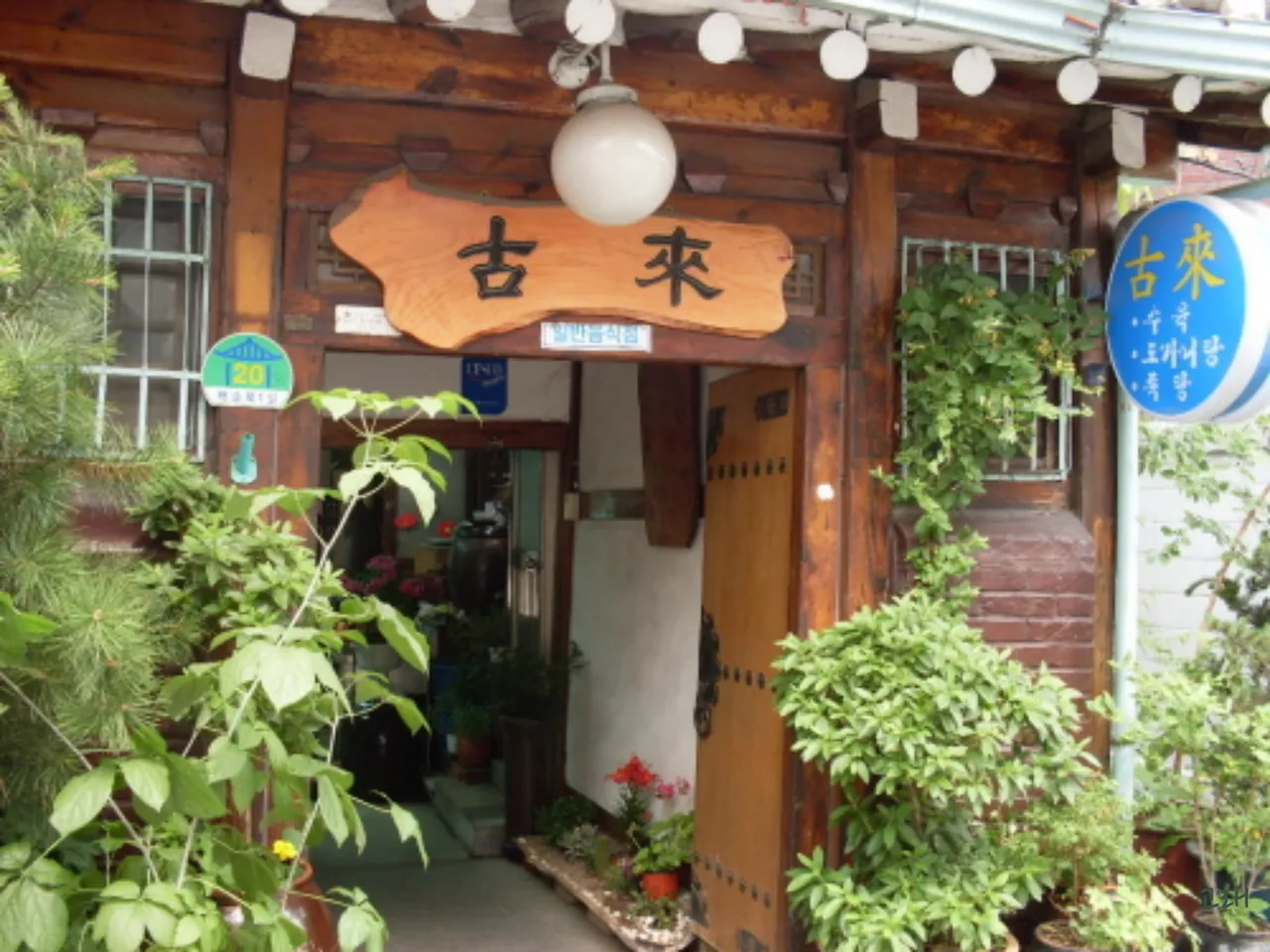 Explore Buam-dong, Jongno-gu’s Korean Seolleongtang Scene: 3 Restaurant Recommendations