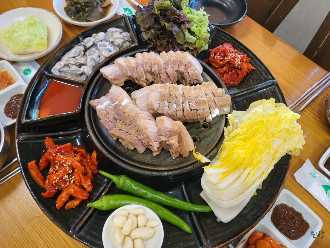 Read more about the article Conquer Jeongneung-dong, Seongbuk-gu’s Korean Hongeo Samhap Scene: 3 Essential Restaurants