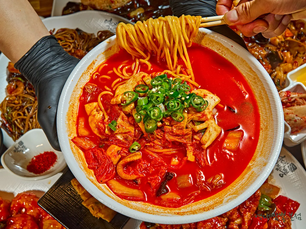 Read more about the article Hidden Gems: Discover 3 Best Korean Spicy Fried Chicken Restaurants in Jangan-dong, Dongdaemun-gu